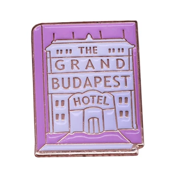 Эмалевая булавка Grand Budapest Hotel, вдохновленная воспоминаниями, которые мы видим в начале фильма Уэса Андерсона